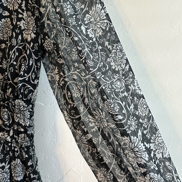 Old Navy Black and White Floral Smocked Waist Sheer Sleeves Maxi Dress Sz XS - Picture 6 of 11